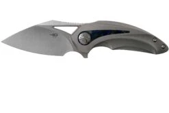 Böker || Spyderco || Buck Ventas 42 Bestech Nuke BT2107A Grey Blasted Titanium, Blue Marbled Carbon Fibre, Satin Navaja, Diseño Kombou