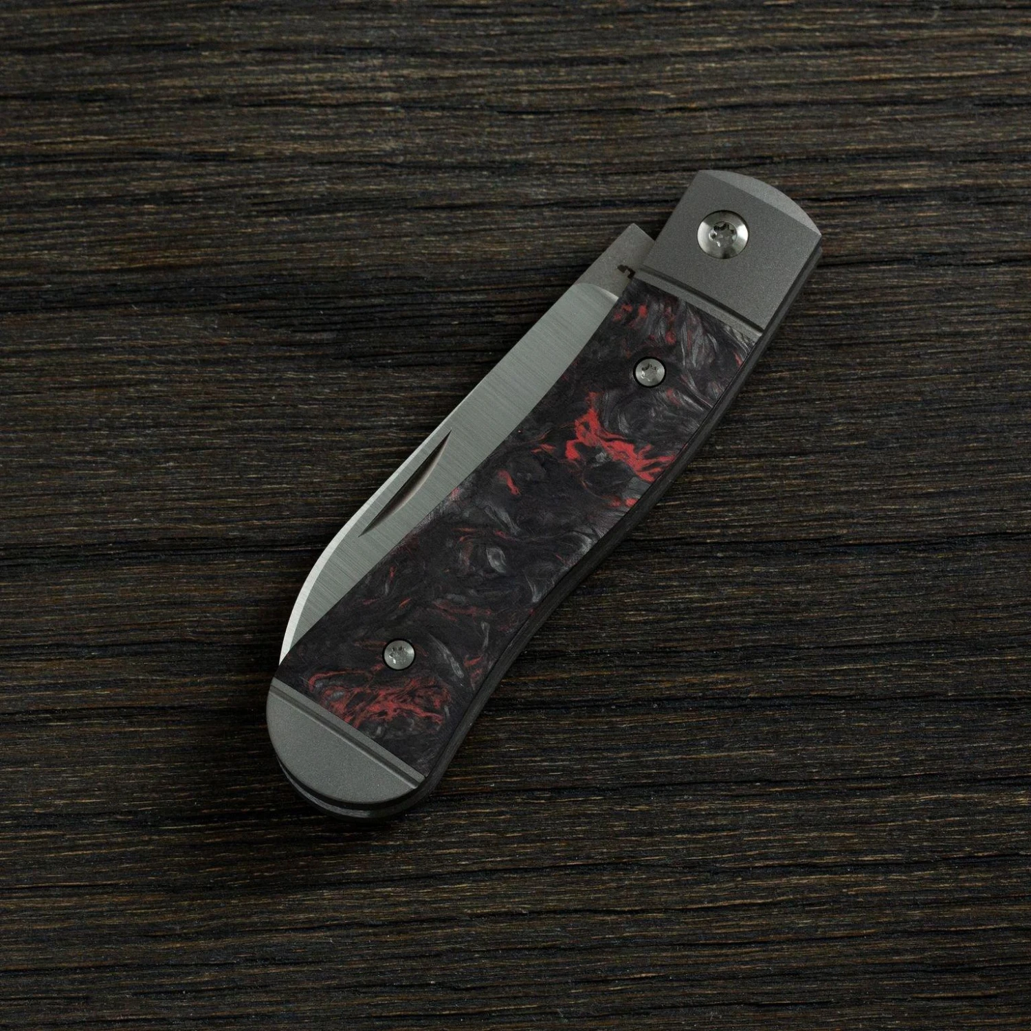 Jack Wolf K9 Jack, Red Dark Matter Fat Carbon K9-01-DMR Navaja Slipjoint 4 Jack Wolf K9 Jack, Red Dark Matter Fat Carbon K9-01-DMR Navaja Slipjoint - Imagen 2